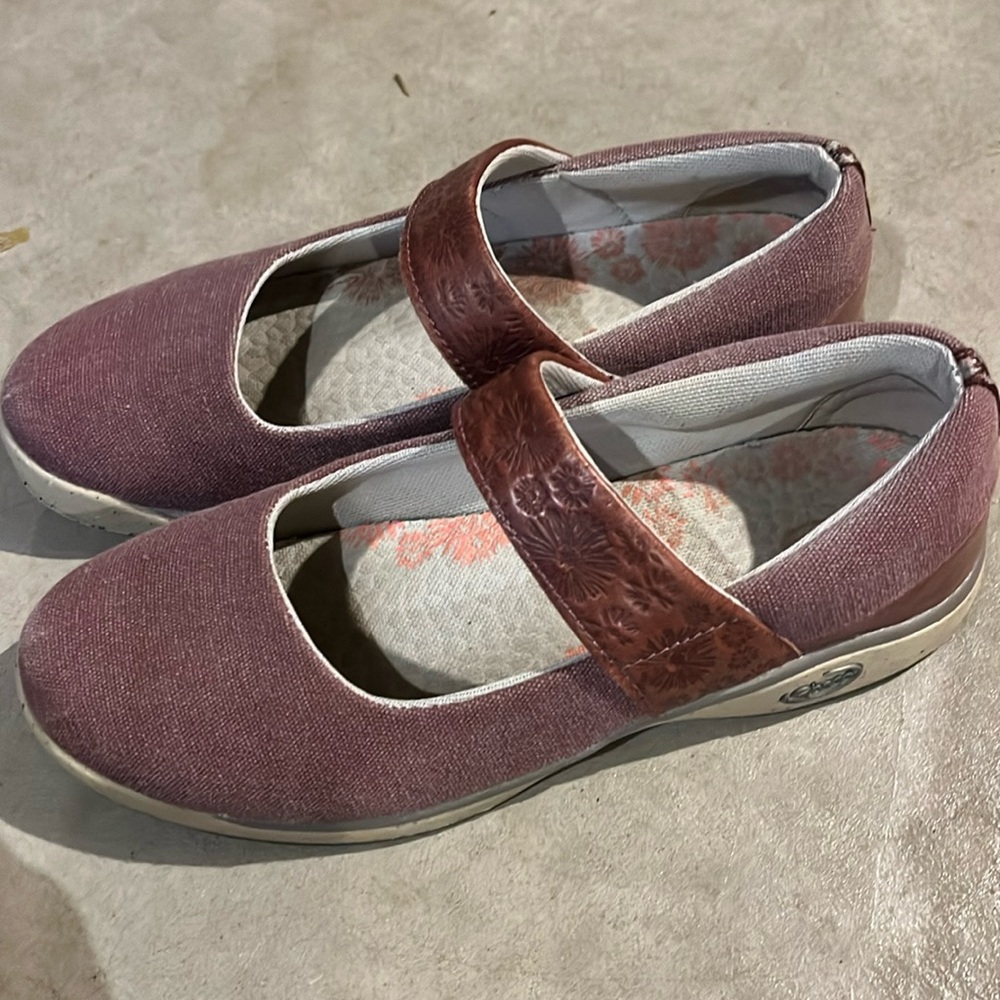 These Chaco Gala Mary Jane’s are in great condition.    Good arch support.